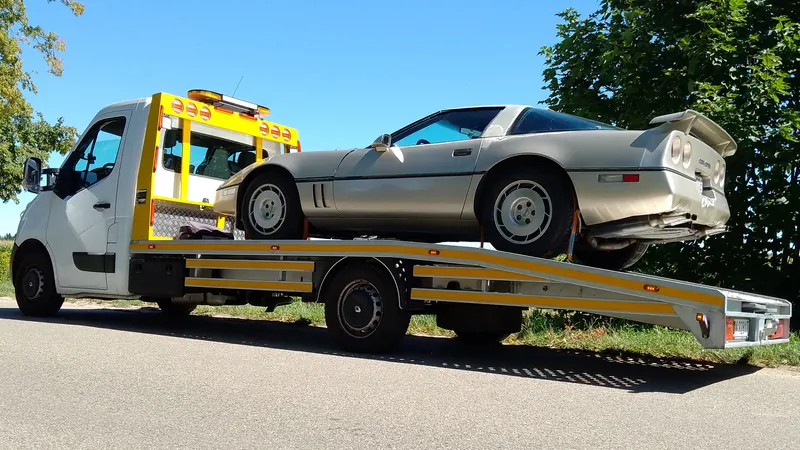 Transport samochodu sportowego na lawecie