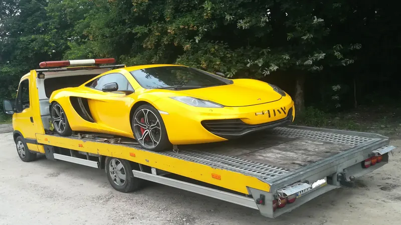Transport żółtego samochodu na lawecie